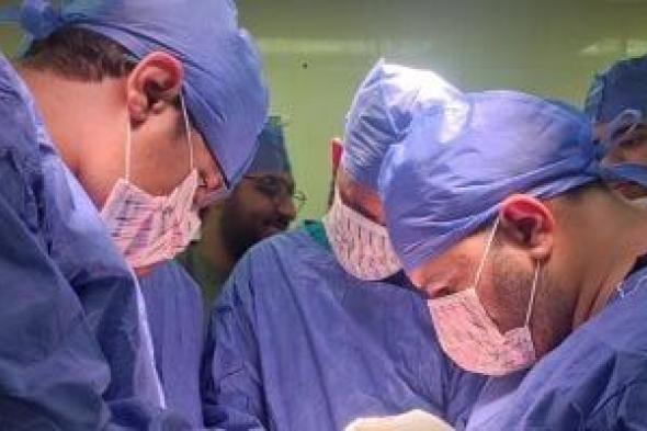 فريق طبى بمستشفى سوهاج الجامعى ينجح فى إنقاذ شاب تعرض لعدة طعنات بالرقبة والظهر