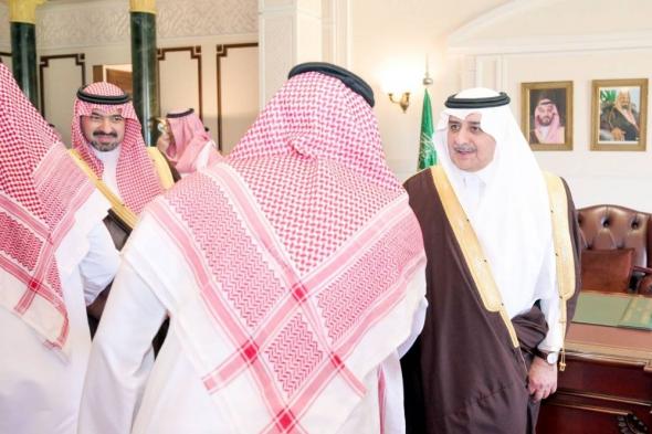 أمير تبوك يستقبل وزير الحج والمهنئين بالعيد