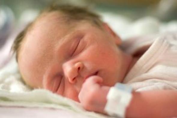 اعرف أسباب نزيف السرة عند الطفل حديث الولادة .. طبيب متخصص يوضح