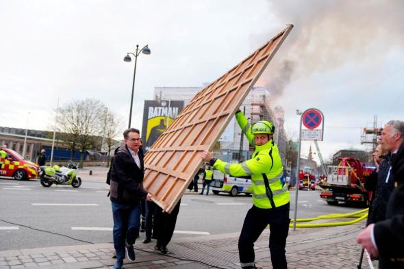 استمرار جهود إخماد الحريق الذي نشب في مبنى البورصة بالدنمارك
