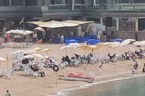 الناس نزلت البحر هربا من ارتفاع درجات الحرارة فى الإسكندرية.. فيديو وصور