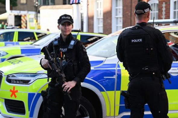 طعن شرطي بريطاني في لندن أثناء مباشرة بلاغ عن رجل يحمل سكينًا