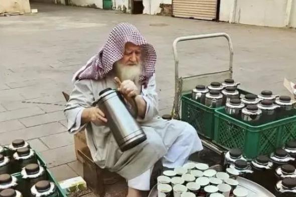 وفاة عجوز سوري ظلَّ 40 عاماً يوزِّع الشاي والتمر مجاناً على زوار المسجد النبوي