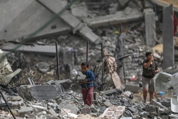 سكان غزة يبحثون عن ضحايا وسط الأنقاض بعد قصف إسرائيلي على رفح
