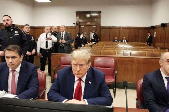 ترامب ينام في قاعة المحكمة خلال محاكمته