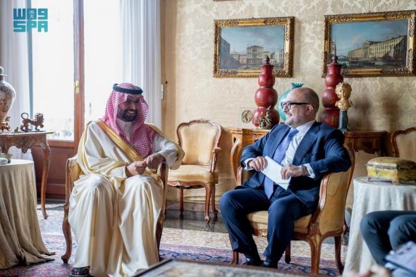 وزير الثقافة يزور الجناح السعودي في بينالي البندقية