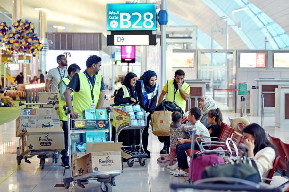 "مطارات دبي" توزع 73 ألف عبوة من الوجبات الخفيفة والمياه على المسافرين