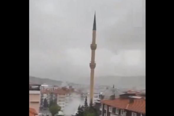 مئذنة ضخمة تسقط أرضاً بسبب العاصفة الجوية في تركيا (شاهد الفيديو)