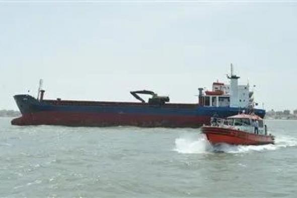 انقاذ سفينة وطاقمها من الغرق قبل عبورها قناة السويس المصرية