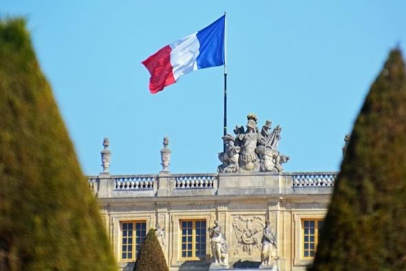 فرنسا تحظر التجول على القصر