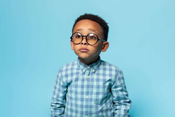 كيفية تشجيع الأطفال على ارتداء أول زوج من النظارات