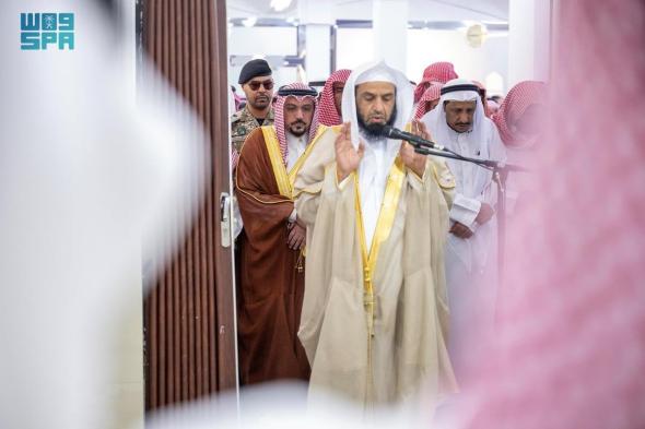 أمير القصيم يؤدي صلاة الميت على عضو لجنة الأهالي بالمنطقة سليمان الفهيد