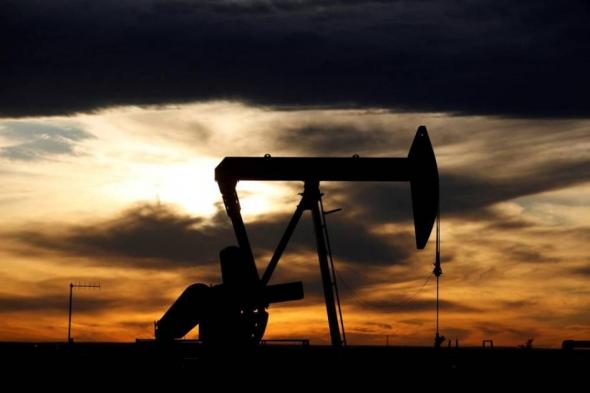 انخفاض مفاجئ في مخزونات الخام الأمريكية يرفع النفط
