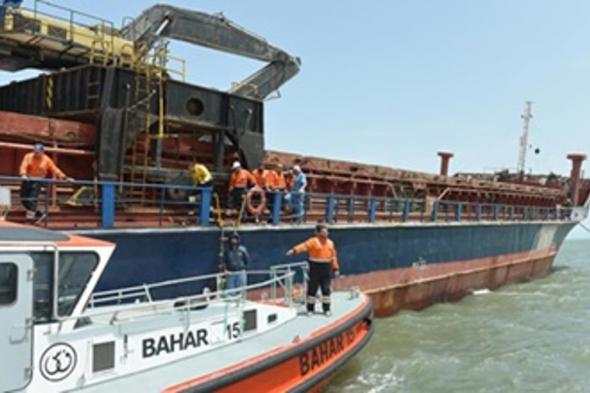 مصر.. إنقاذ سفينة بضائع من "الغرق الكامل" في قناة السويس
