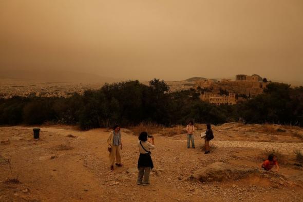شاهد| أجواء من المريخ.. عاصفة برتقالية تضرب ليبيا واليونان وتصل مصر