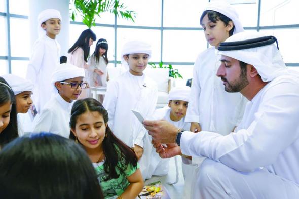 حمدان بن محمد يلتقي أطفالاً شاركوا  في تنظيف «فرجان دبي» من آثار «الهدير»