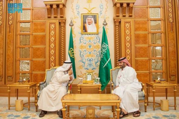 ولي العهد وأمير الكويت يستعرضان أوجه العلاقات الأخوية بين البلدين الشقيقين