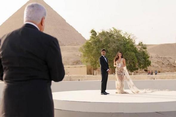 ملياردير أمريكي ونجمة مصارعة يحتفلان بزفافهما أمام أهرامات الجيزة