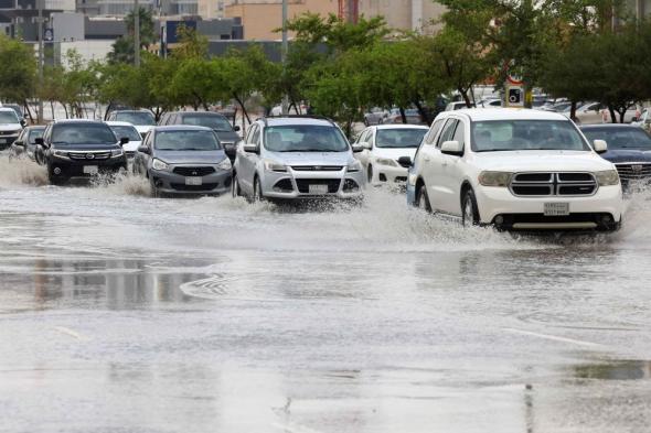 أمطار غزيرة تغلق المدارس وتغمر الطرق في أرجاء السعودية