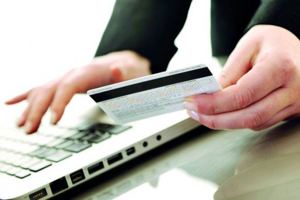 مصرفيون: التحويل إلى حسابات بطاقات الائتمان يستغرق وقتاً.. و«الإيداع المباشر» أفضل