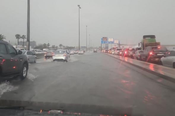 فيديو| وسط الحالة المطرية.. تكدس مروري بطريق الملك فهد (الخبر_الدمام)/عاجل