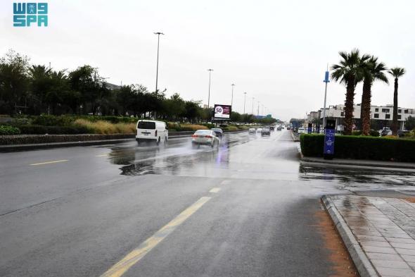 بأصوات الرعد والبرق.. أمطارٌ غزيرة على العاصمة الرياض الآن