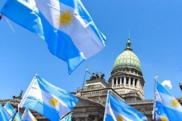 في الأرجنتين .. البيزو يحتفي بتدابير التقشف وسط ركود الاقتصاد ومعاناة الفقراء