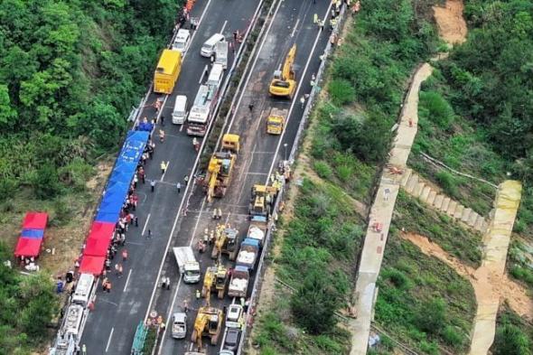 الصين: انهيار طريق سريع يتسبب في مقتل 24 شخصًا على الأقل