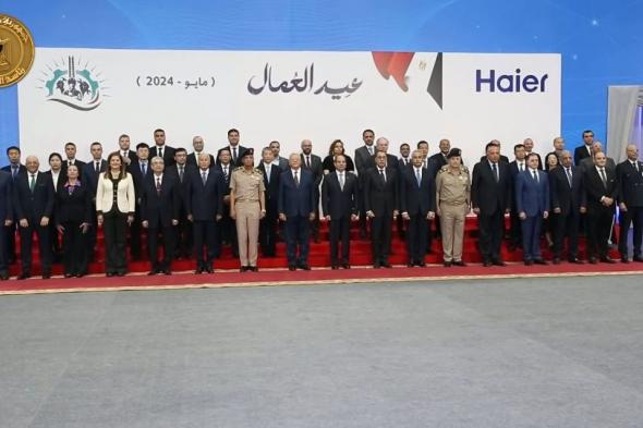 الرئيس السيسي يتوسط صورة تذكارية مع العاملين بمجمع هاير الصناعي