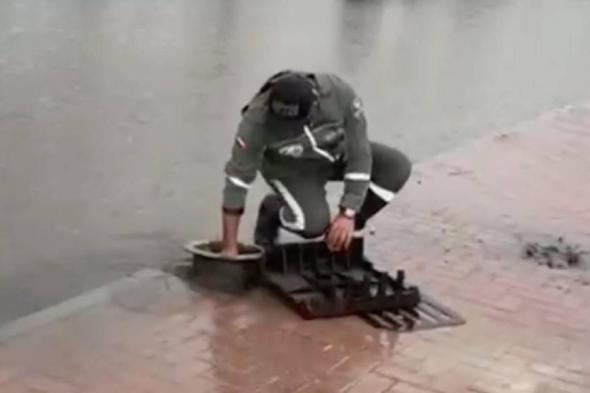 فيديو | تصرف نبيل.. شرطيان في دبي يزيلان رواسب من فتحات تصريف المياه