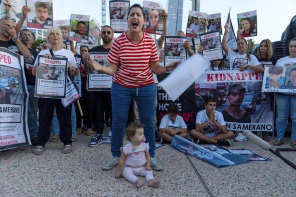 متظاهرون إسرائيليون يقطعون طرقاً رئيسية في تل أبيب للمطالبة بإبرام صفقة الأسرى