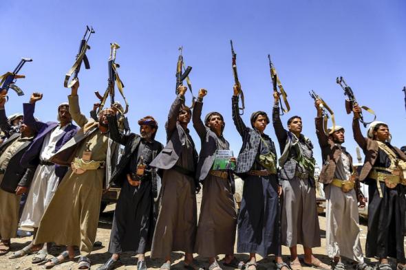الحوثي: استهداف مطار الحديدة اليمني بـ5 غارات أمريكية بريطانية