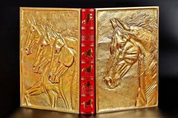 حكاية كتاب منحوت يدوياً بماء الذهب في «معرض أبوظبي»
