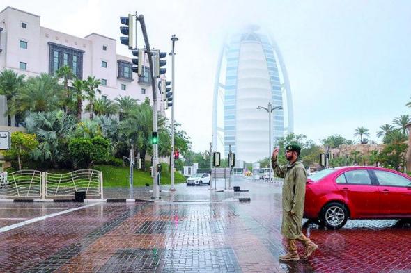شرطة دبي تنشر دوريات في مختلف التقاطعات خلال الأمطار