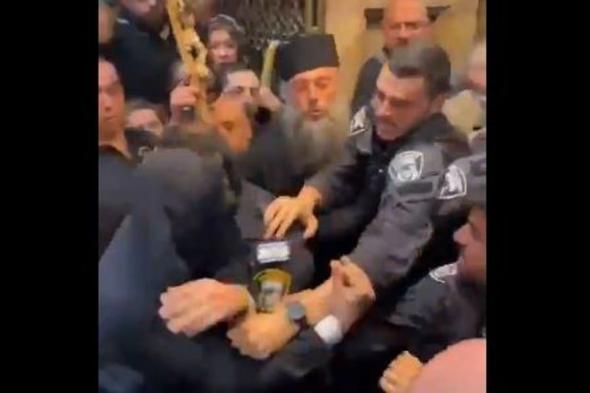 قوات الاحتلال تعتقل حارس القنصل اليوناني من كنيسة القيامة خلال الاحتفال بـ «سبت النور» بالقدس