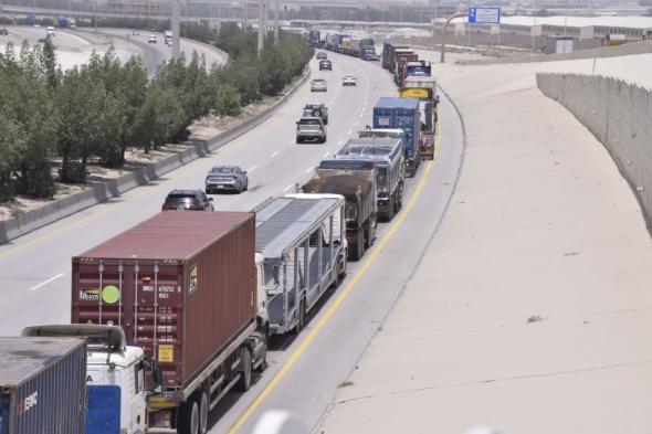 النقل: تجاوز حمولات الشاحنات يهدد سلامة الطرق