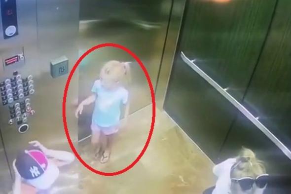 انتبهوا لأطفالكم.. شاهد ما حدث لِيَد طفلة بين "باب المصعد والجدار"