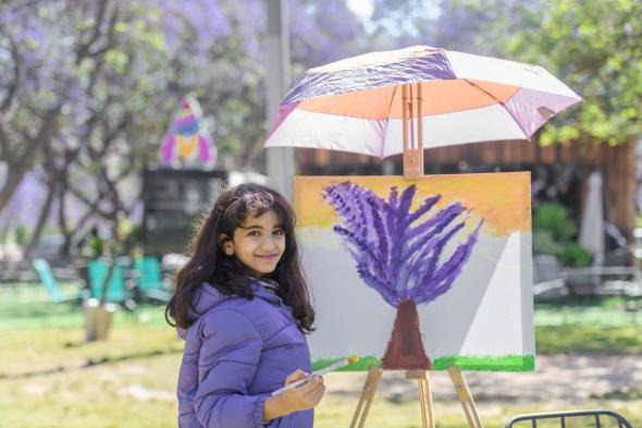 توثق موسم "الجاكرندا".. 60 طالبًا وطالبة ينتجون 100عمل فني بأبها