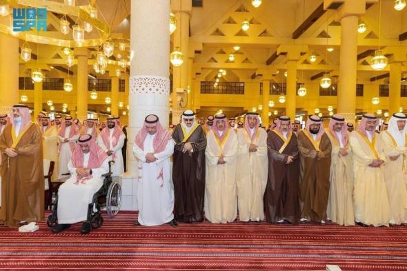 أمير منطقة الرياض يؤدي الصلاة على الأمير بدر بن عبدالمحسن بن عبدالعزيز