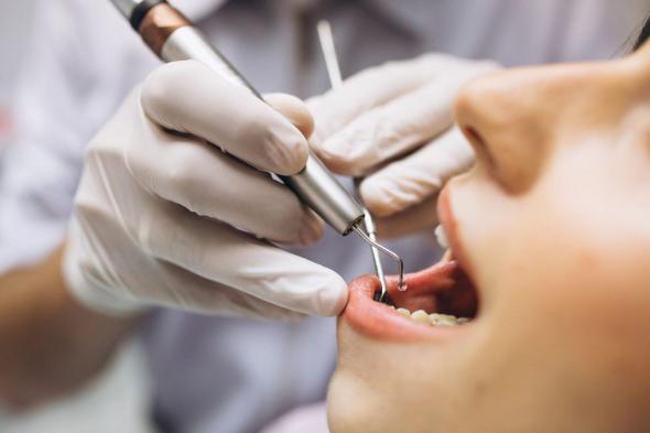 التخصصات الصحية تفتح القبول على برنامج مساعد طبيب أسنان