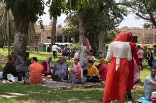 مزمار وطبل بلدي.. الآلاف يحتفلون بعيد شم النسيم فى حدائق القناطر الخيرية