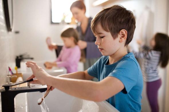 خطوات تعليم الطفل غسيل الأطباق في المطبخ.. كيف أقنعه بها؟
