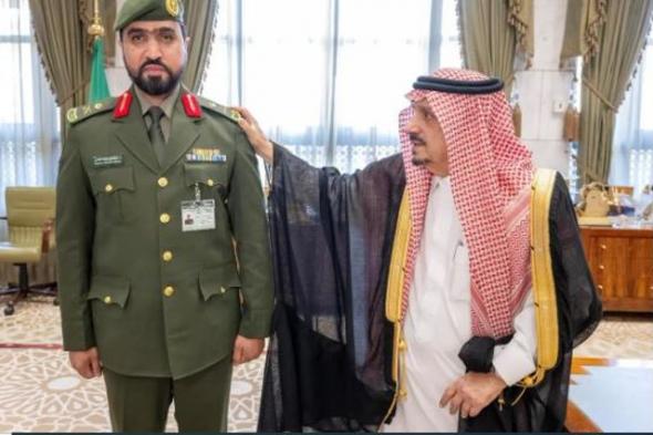 أمير منطقة الرياض يقلد مدير جوازات المنطقة رتبته الجديدة
