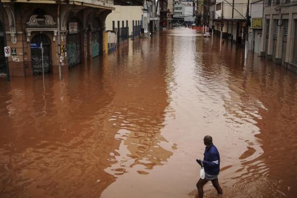 بالفيديو.. الفيضانات تغرق مدينة برازيلية