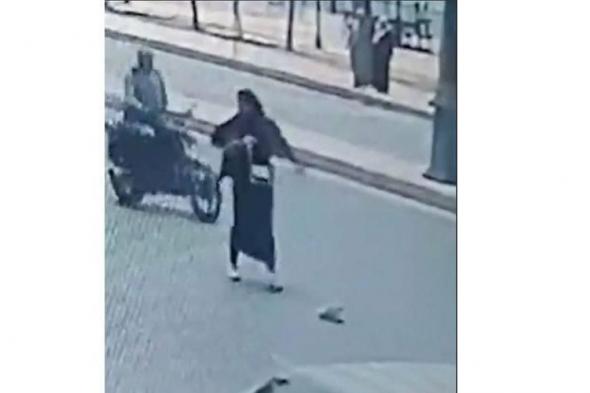 بالفيديو| مصري يلقي زوجته من السيارة.. والداخلية توضح