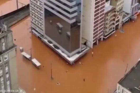 فيديو من الجو.. شوارع مدينة برازيلية تغرق بشكل كامل تحت مياه الفيضانات