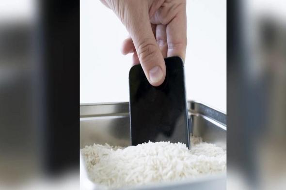 الأرز وسيلة فعالة لإنقاذ الهاتف بعد سقوطه في الماء.. ماذا تقول أبل وسامسونج عن هذا الاعتقاد؟