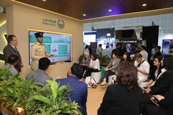 شرطة دبي تواصل عرض خدماتها في سوق السفر لإثراء تجربة السياح