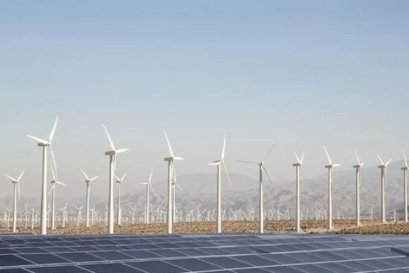 كيف تراجعت حصة الوقود الأحفوري في توليد الكهرباء حول العالم لصالح الطاقة المتجددة؟