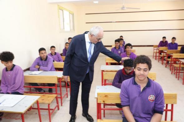 وزير التعليم يتابع امتحانات النقل بمدرسة مصطفى كامل بزهراء العاصمة